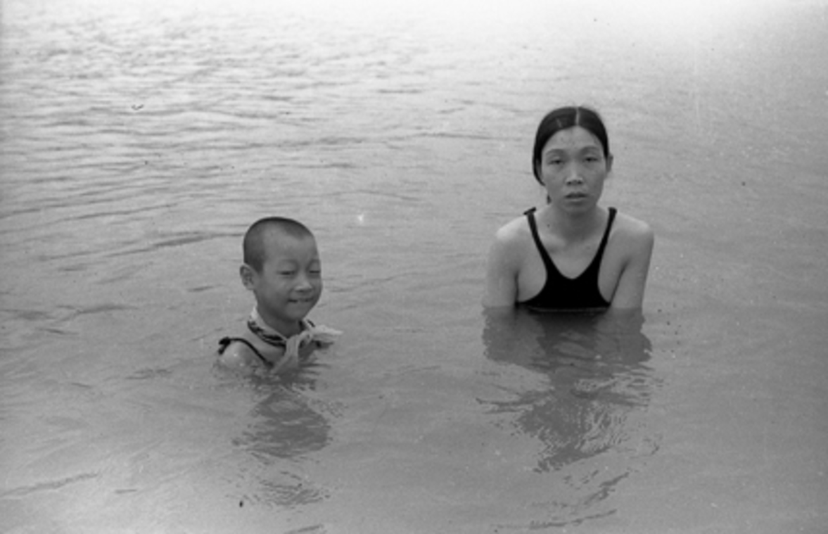 世光與母親 攝於淡水沙崙 1938