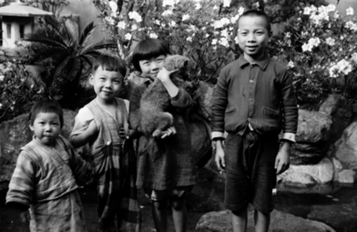 貴美,世正,美智,世明攝於中山北路住家庭院(1944年攝