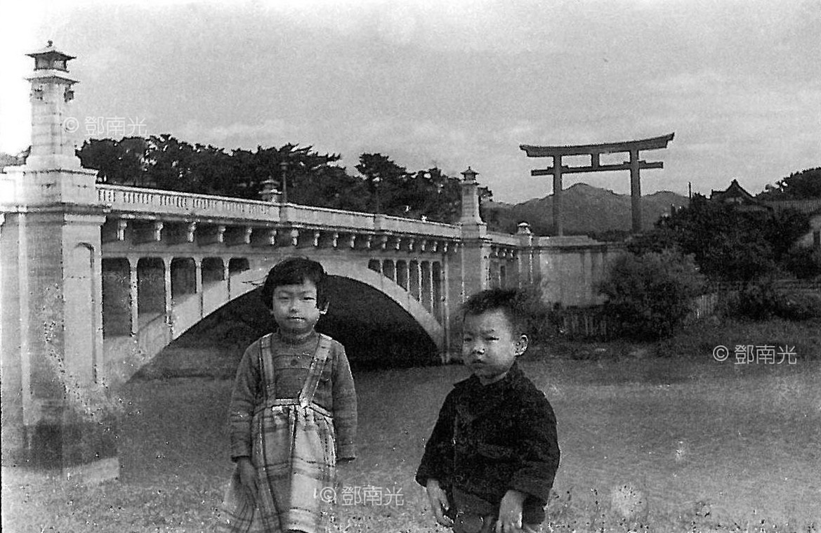 台北 圓山 1943 鄧南光 美智,世正在明治橋前合影,日據時代的中山北路是朝拜
