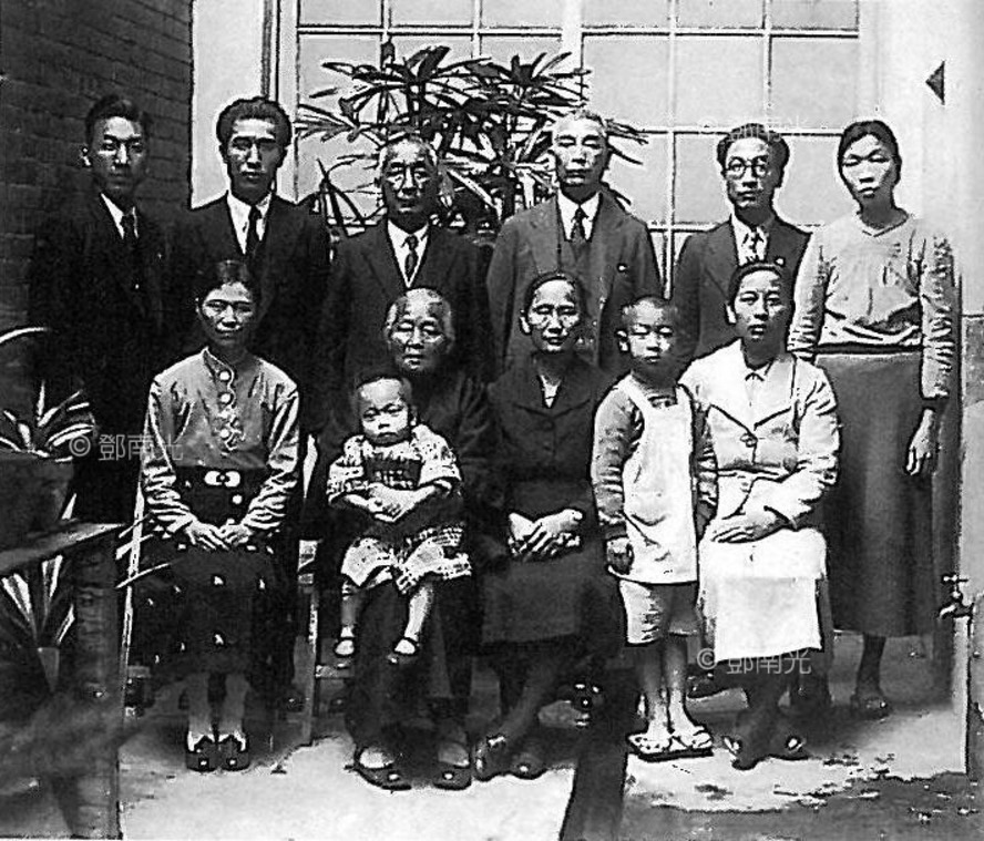 台北京町店後院,鄧家四代合影 1938 抱著世明是祖母鄧登妹,站在她背後是父�