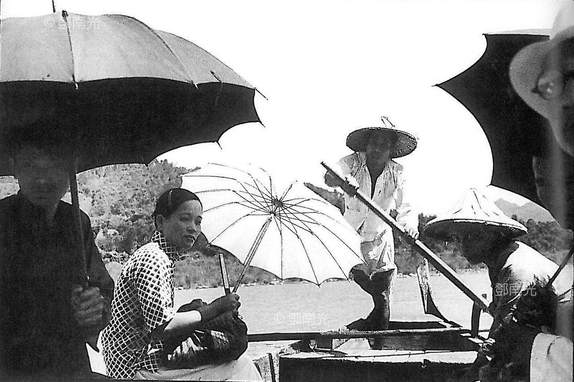 碧潭渡船上1950年代鄧南光