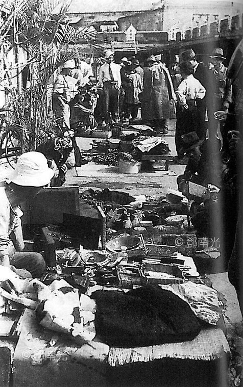 台北街頭1946鄧南光 日人遣返前在街頭販售家當,其中常有中古相機