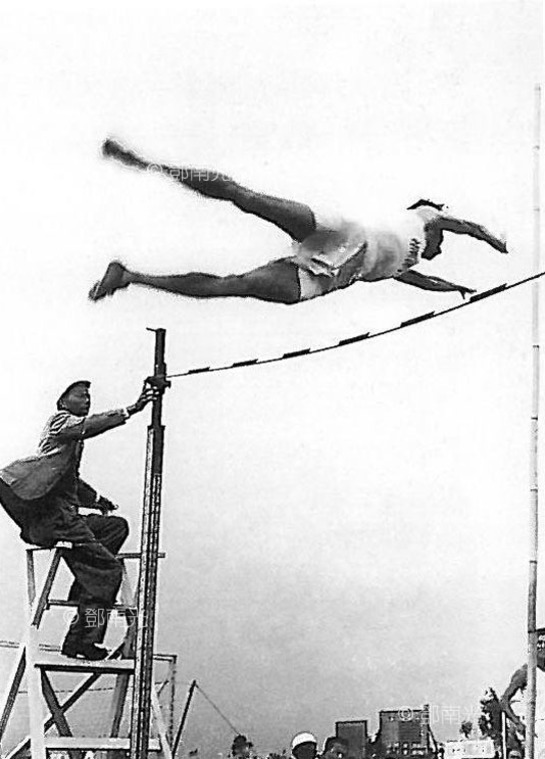 台北省運中的撐竿跳比賽1949鄧南光
