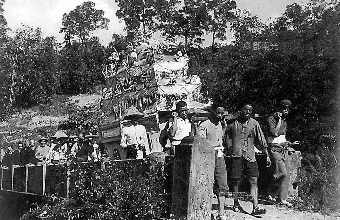 北埔 鄧瑞昌(鄧南光大叔)的還山,隊伍經過久安橋送往墓地1953鄧南光