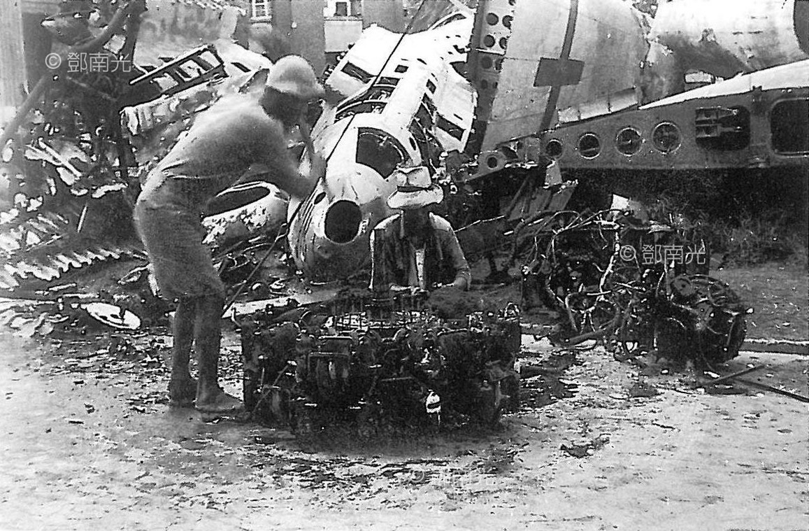 台北墜毀美機殘骸標售給民間拆解 1945 鄧南光