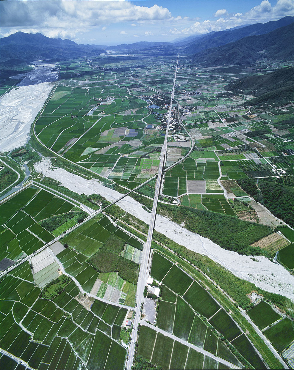 〈飛閱臺東‧齊柏林〉