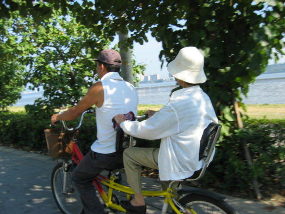 阿嬤背影好可愛