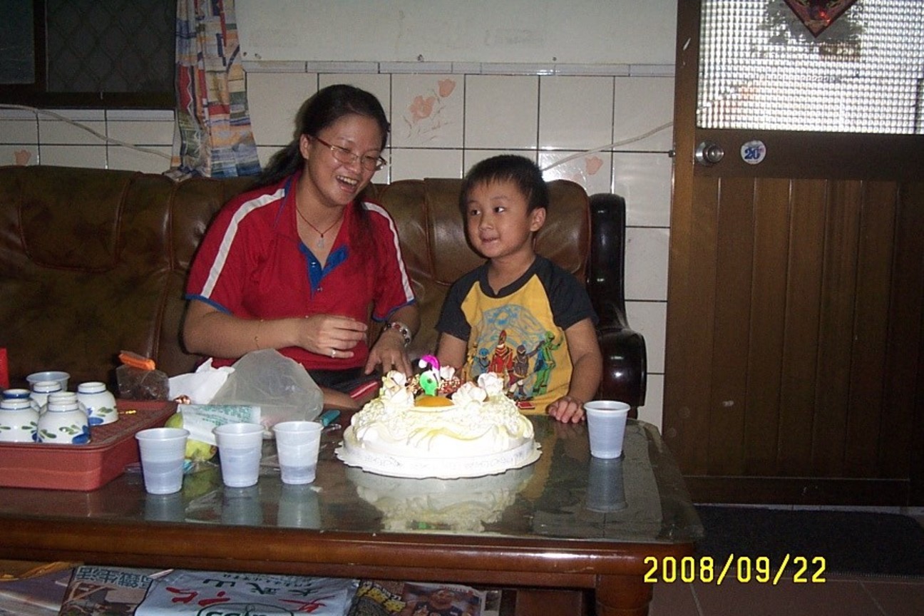 生日歌唱完了！崧峰出現奇怪表情！