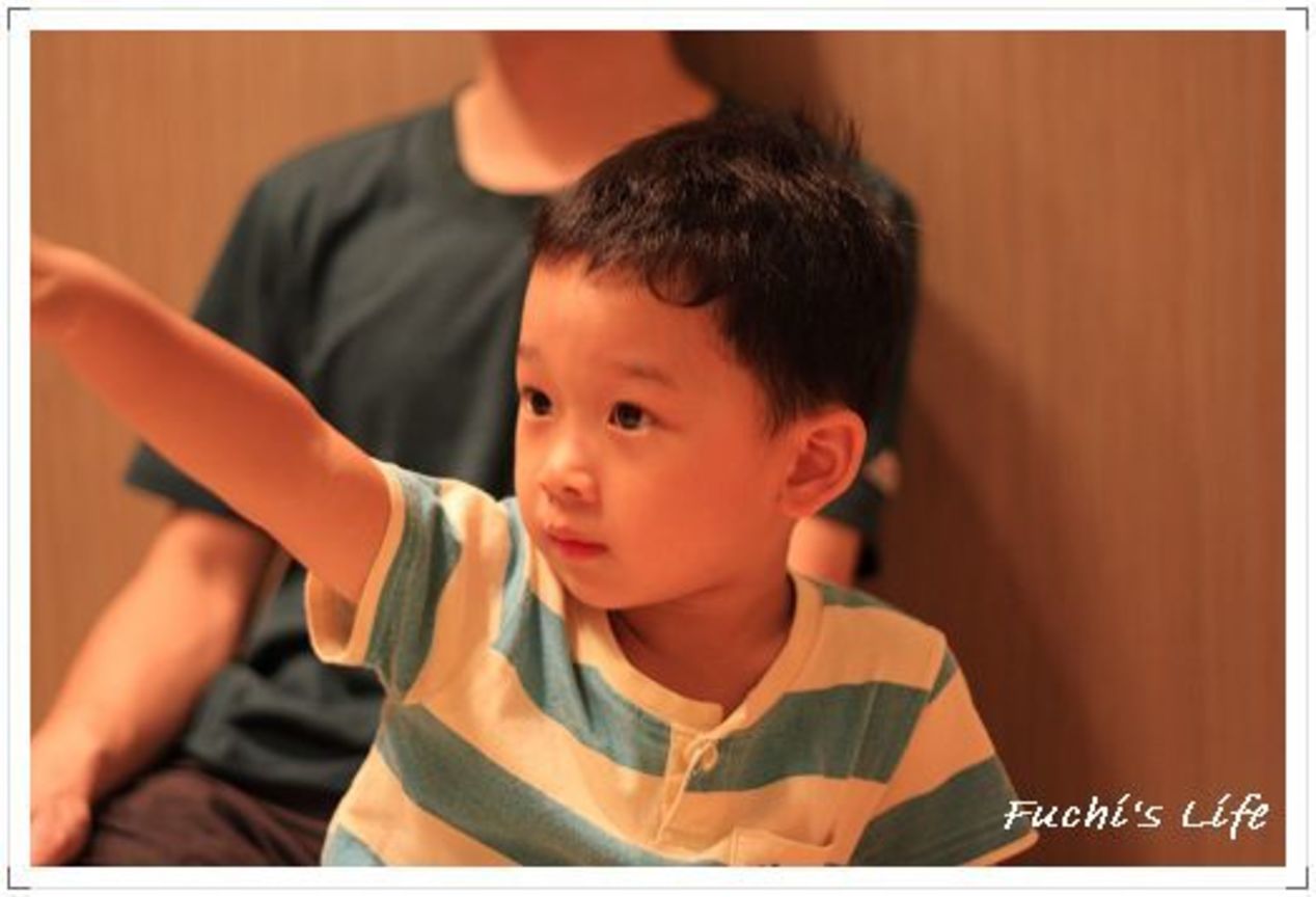 小孩真的很愛指