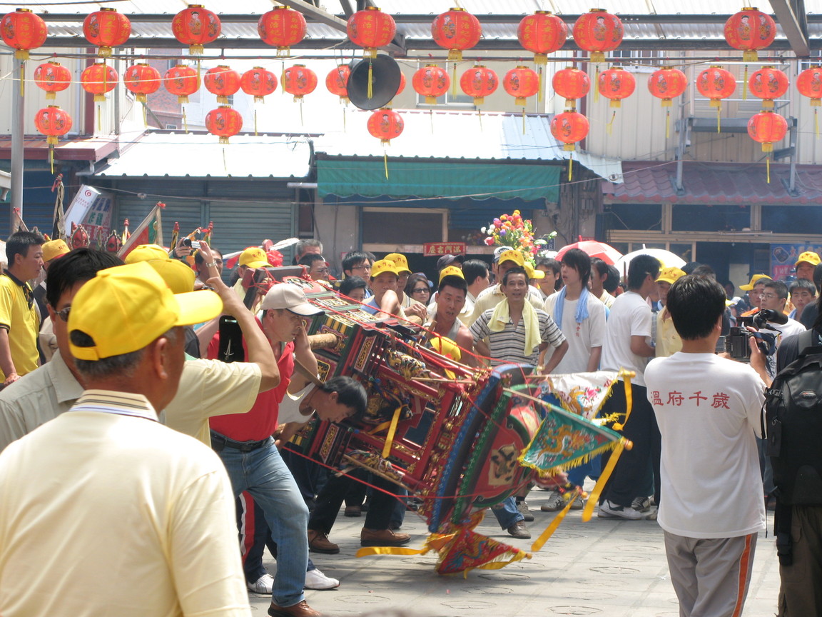 神輦於城隍廟前