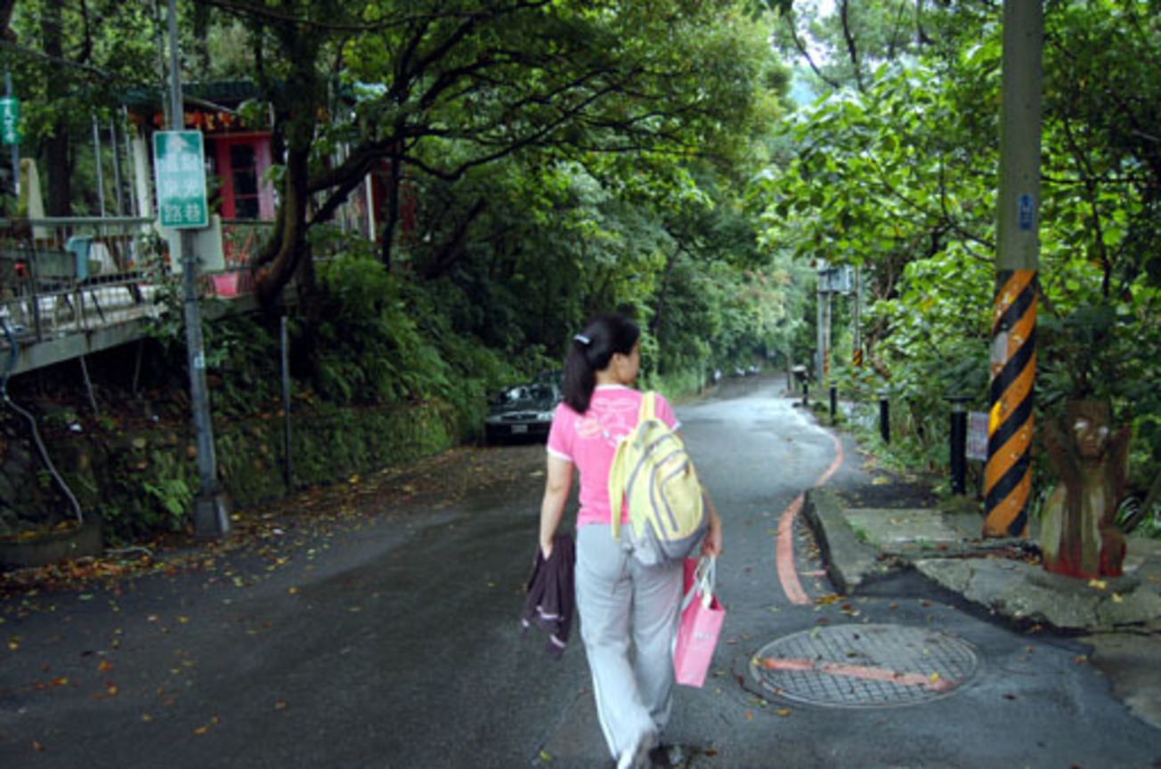 坐一小段公車後步行約三十秒，