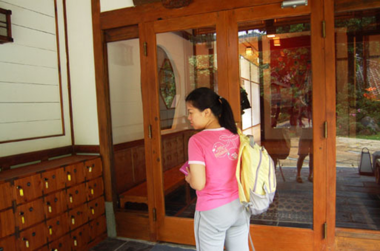 林摸仔心中的os：鞋櫃嗎那是。