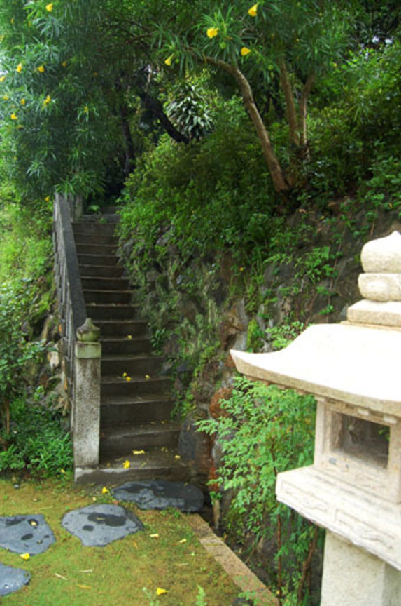 剛剛差點被翻越的門就在上面，