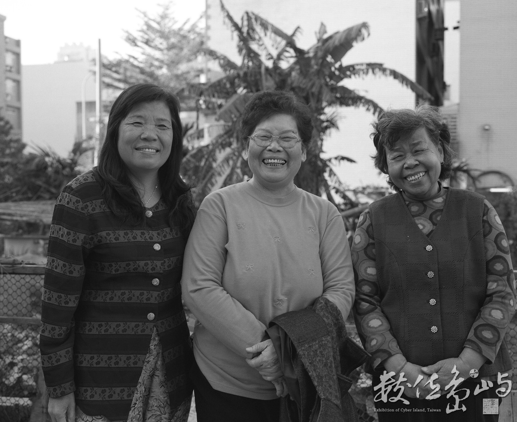 六家庄阿婆攝影師與隔壁鄰舍合影
