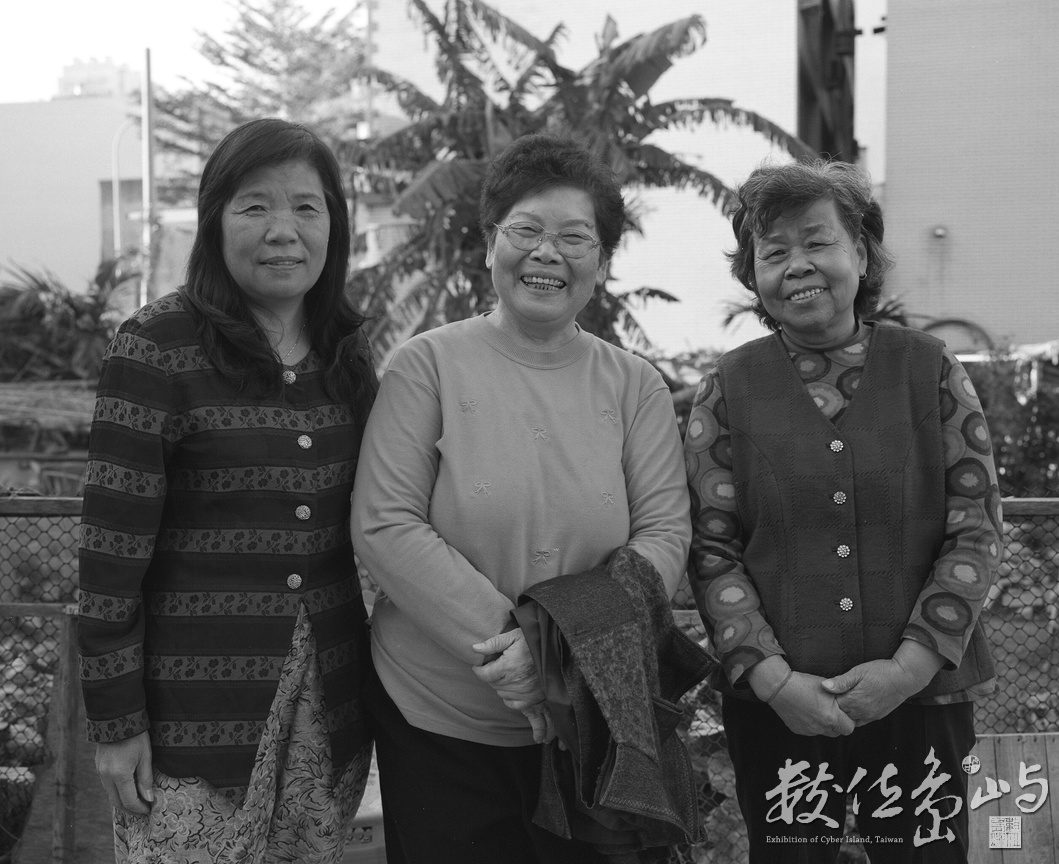六家庄阿婆攝影師與隔壁鄰舍合影