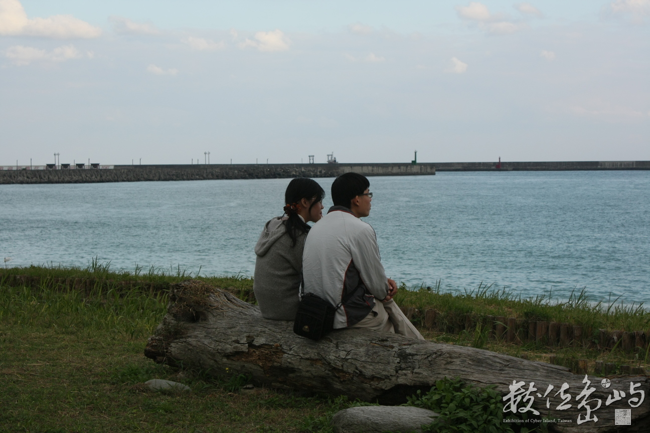  很喜歡拍情侶的背影...兩人世界究竟在看些什麼...遠方?還是想著對方的彼�