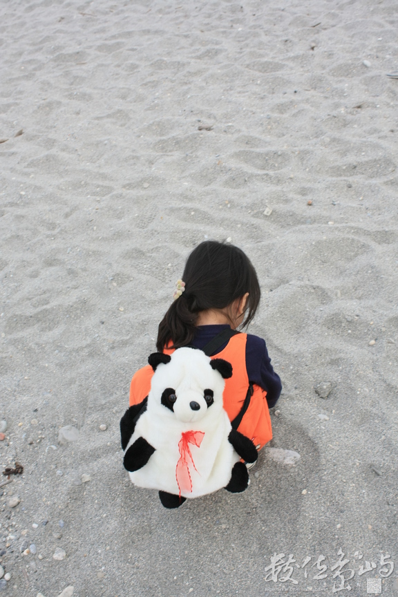  很可愛的妹妹...哥哥可是有徵求妳旁邊奶奶的同意喔