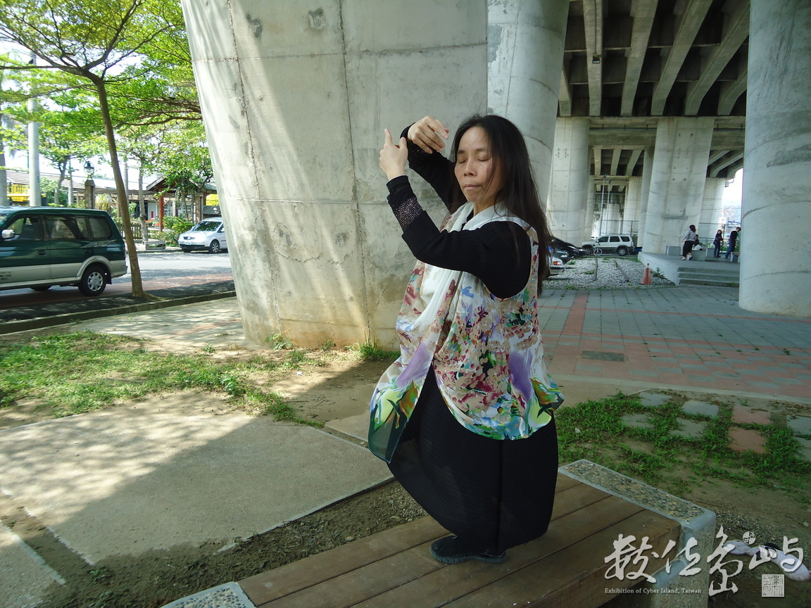 玫玲--Mico隨緣舞空神聖律動在泰安火車站橋墩下2013