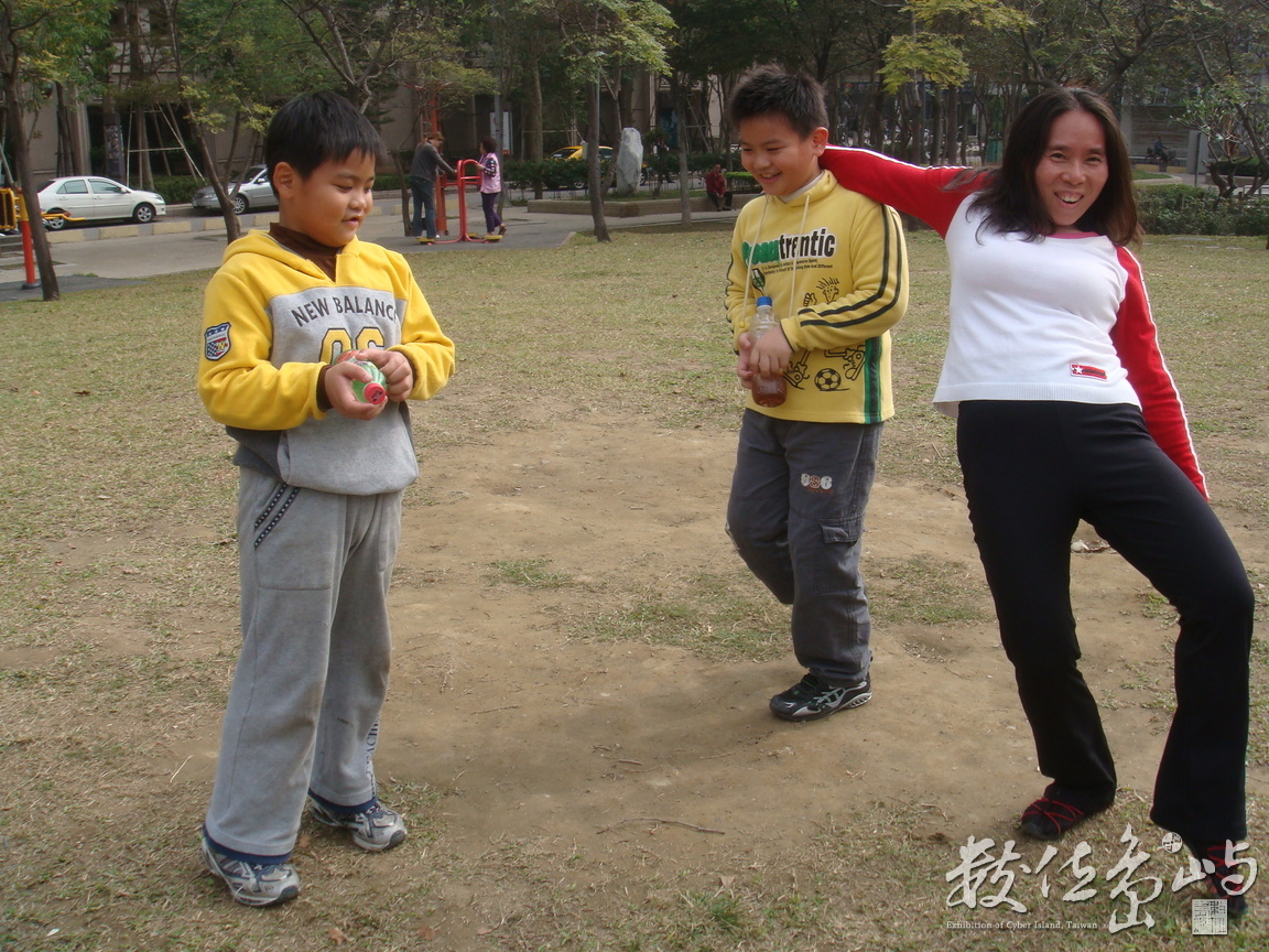 與可愛雙胞胎小朋友合照身體變形2011