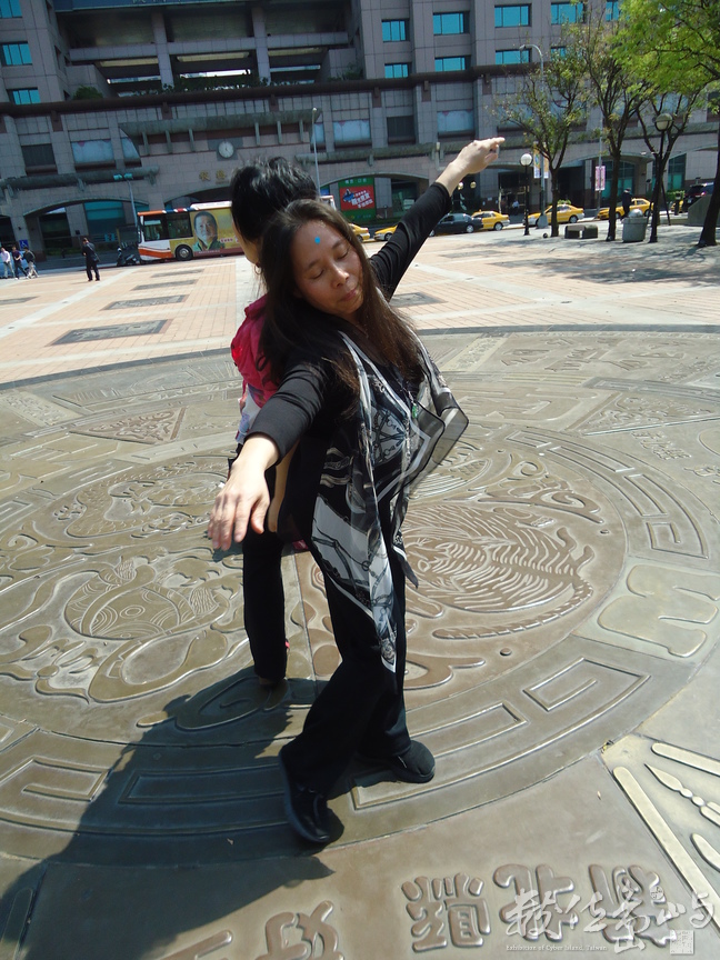 玫玲--Mico與陳淑燕雙人即興律動在板橋火車站站前廣場2013