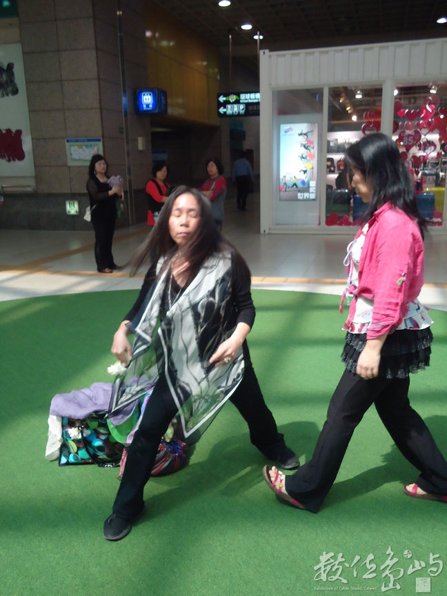 花香在手雙人即興律動在板橋火車站2013