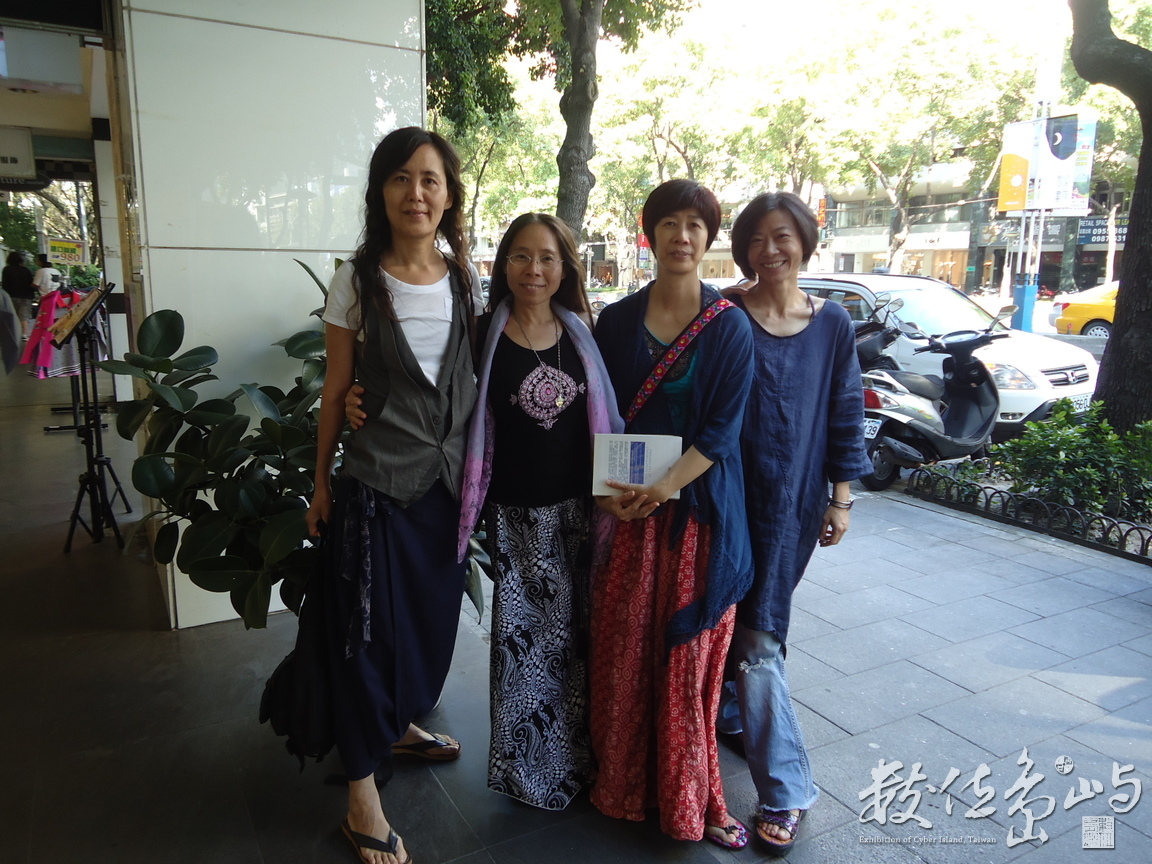 玫玲MicoMegaWega與心靈姊妹合影於台北光點旁2012