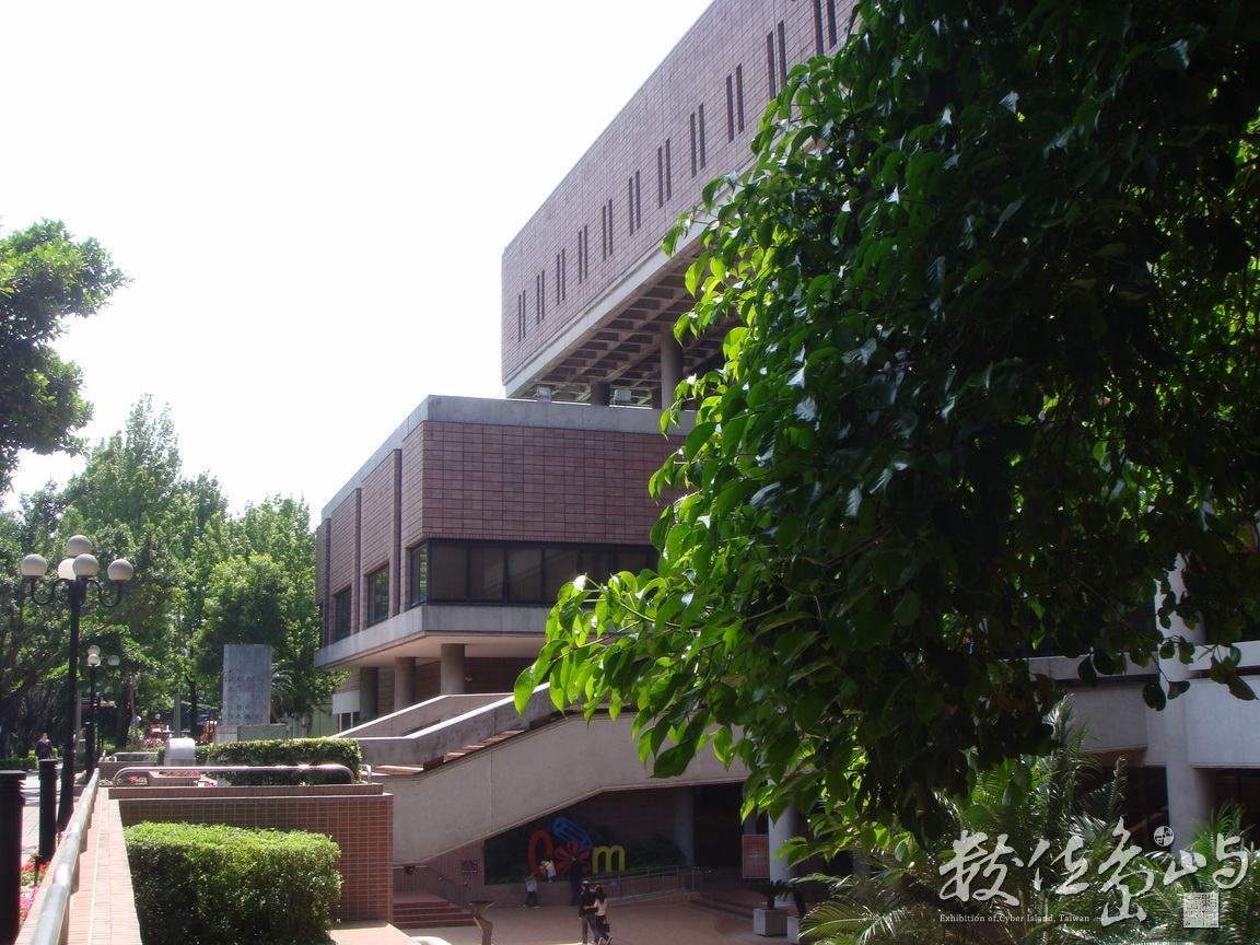 國圖門外的春天(photo by chc)