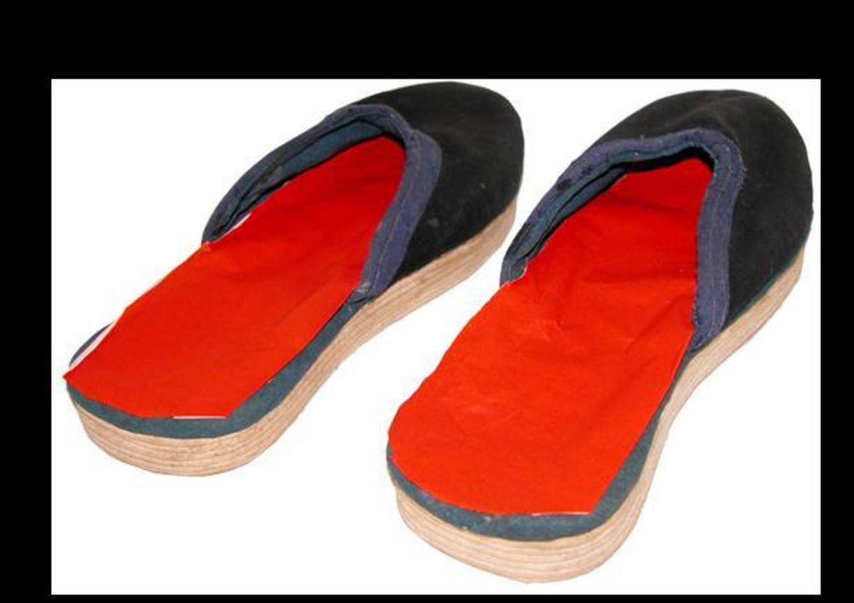 〈貼紅紙的家官鞋〉