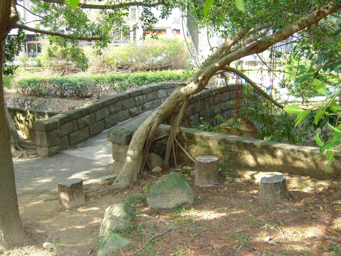 溜冰場旁百年石拱橋