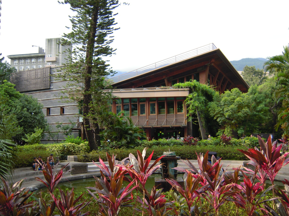 北投綠建築圖書館與前方圓型噴水池