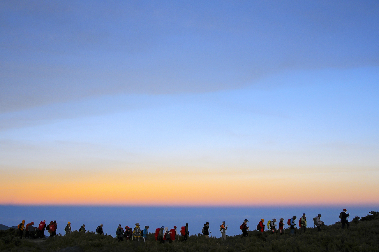 朝目標前進的登山隊伍