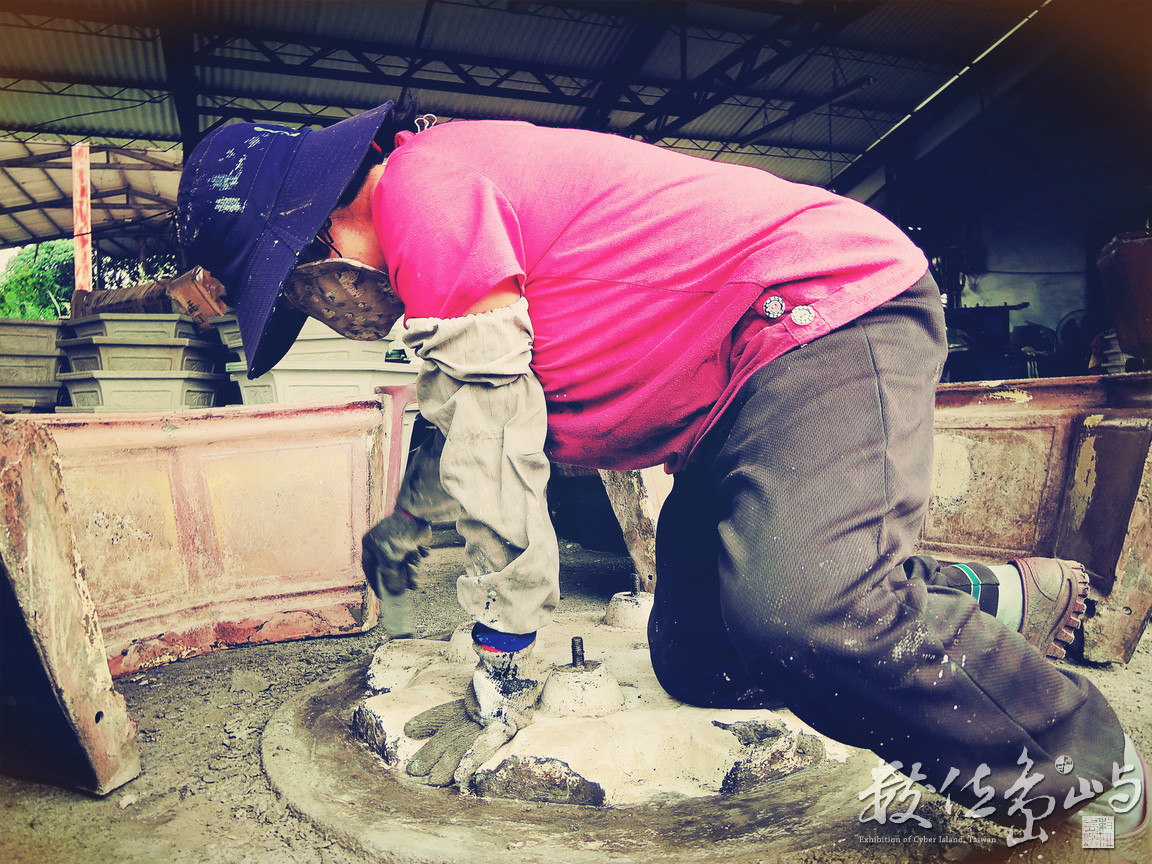 清理水泥花盆板模底部