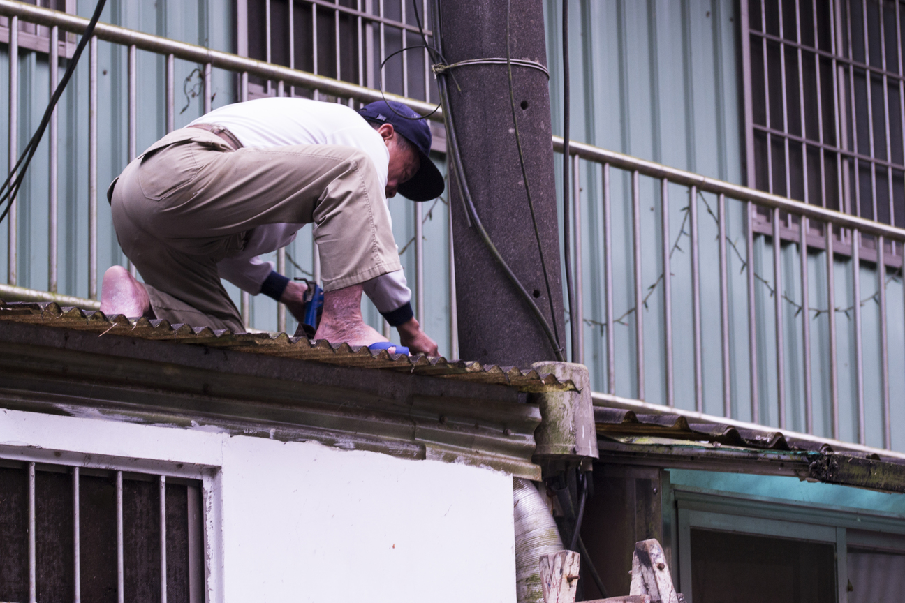 維修屋頂的人