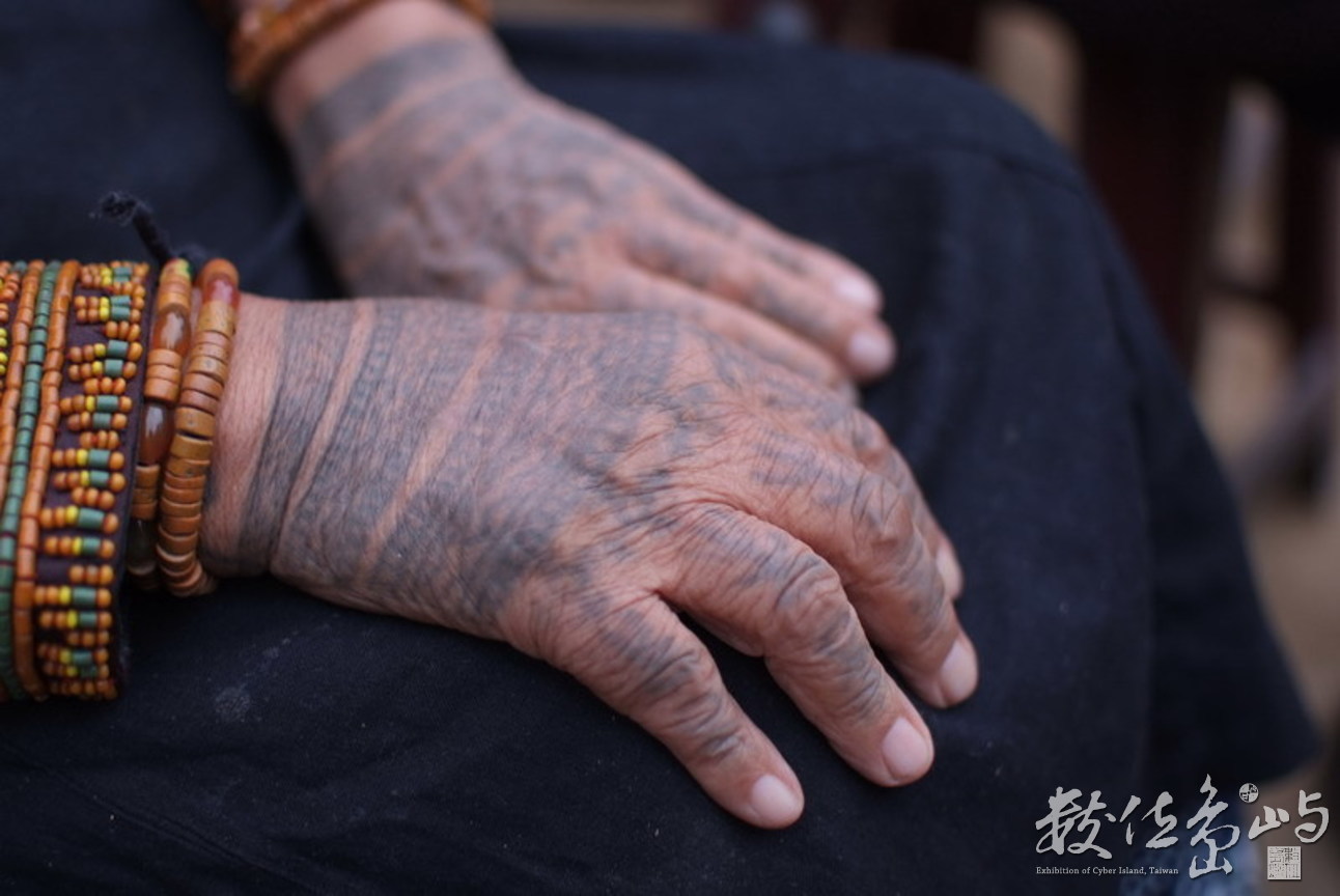 Vu Vu的手刻畫著記憶的信仰