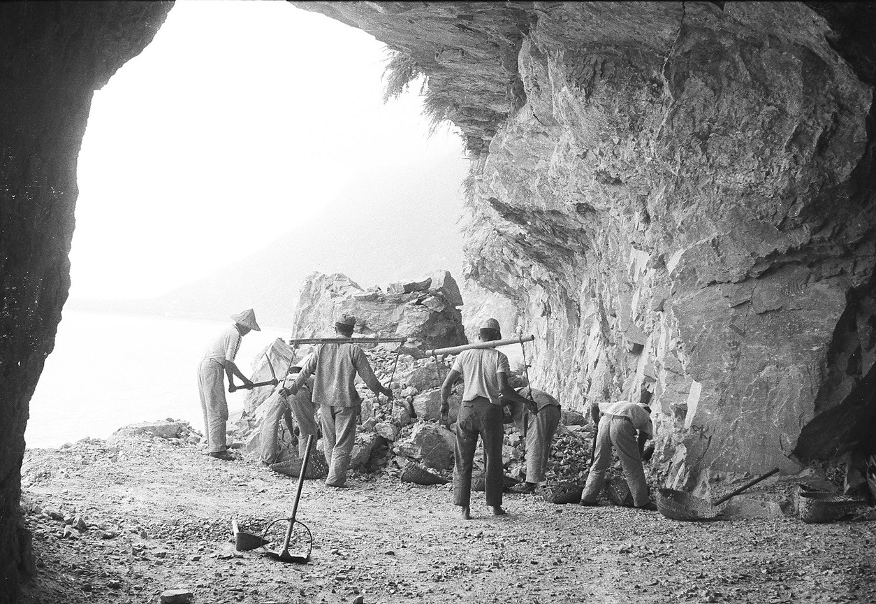 人工搶修蘇花公路坍方災害道工清除作業