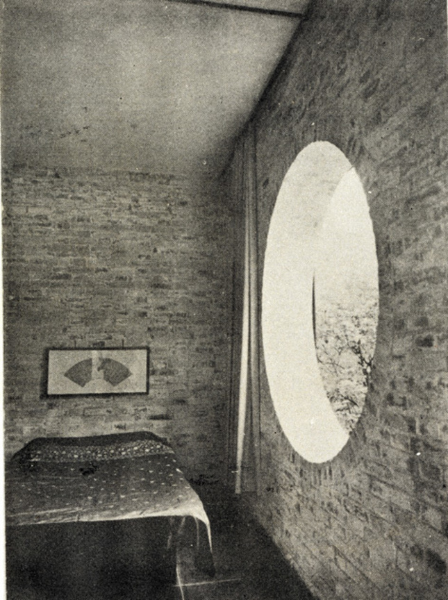 建國南路自宅臥室與月洞窗