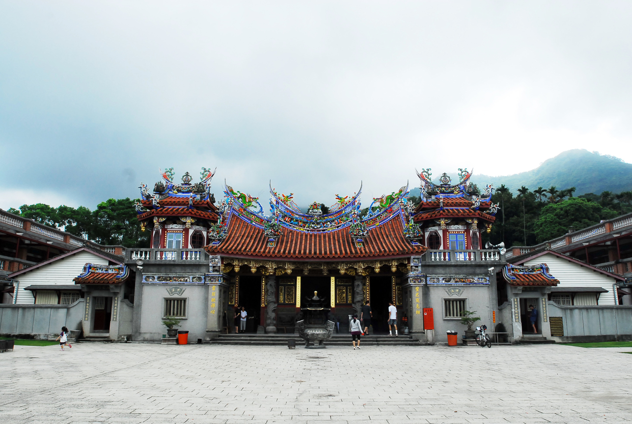 嘉義縣蕃路鄉─半天岩紫雲寺