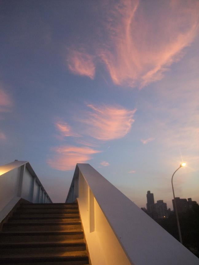 午後的彩虹天橋