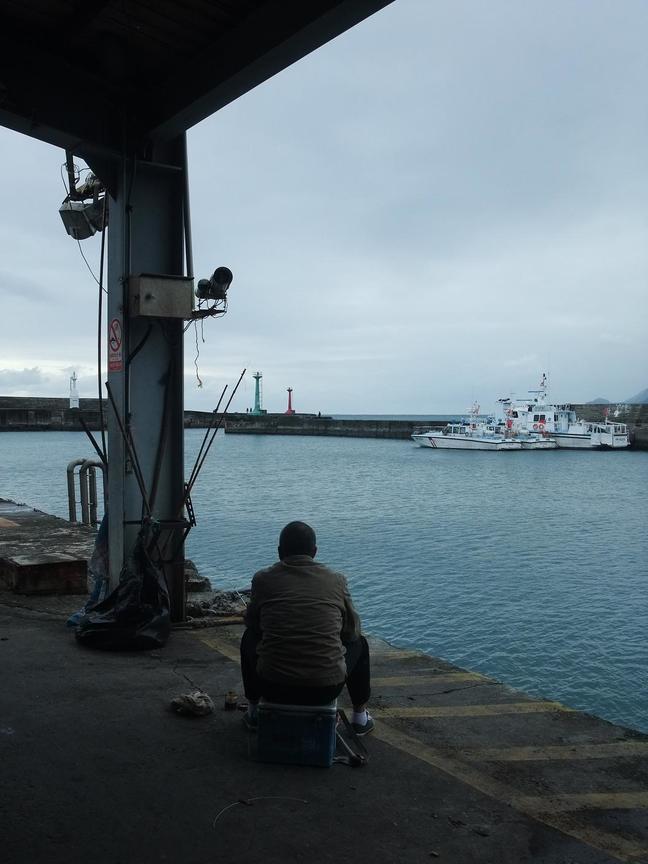 新港漁港的背影