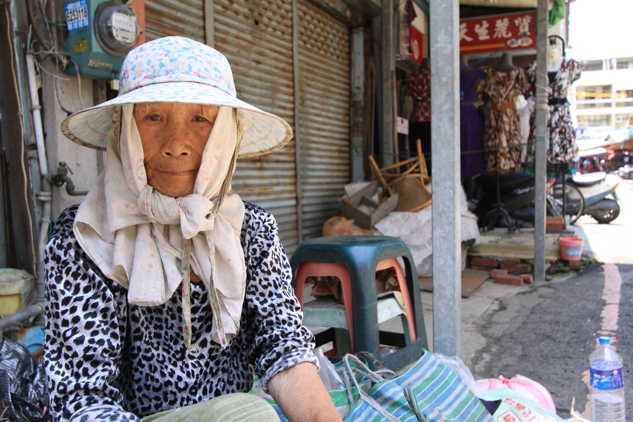 高雄市岡山區－小街上的老婆婆