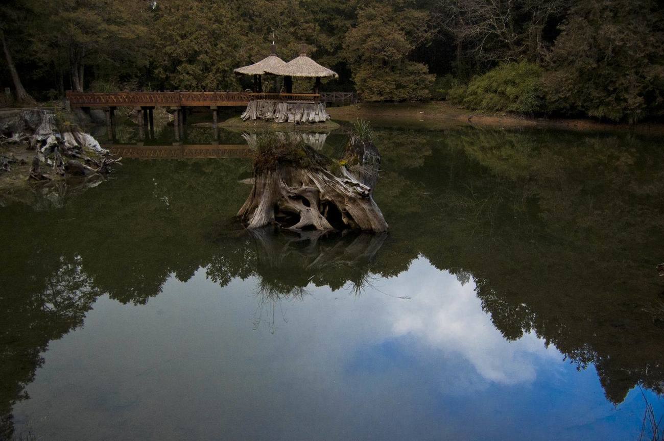 嘉義縣阿里山鄉-姊妹潭影藍天