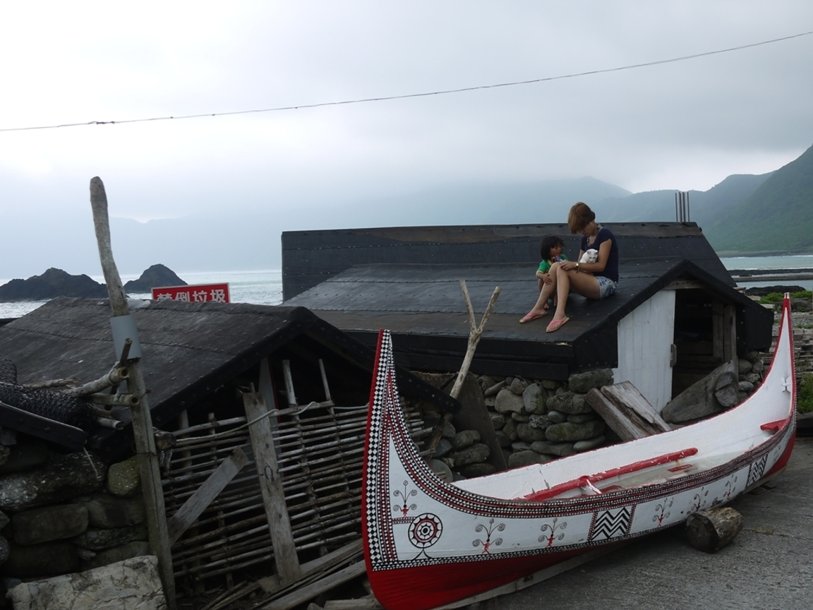 與撒嬌的貓在船屋上