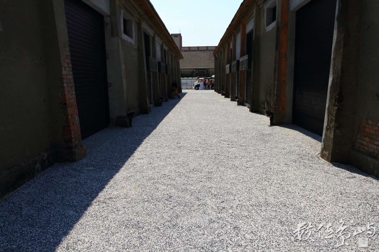 舊倉庫與電動捲門