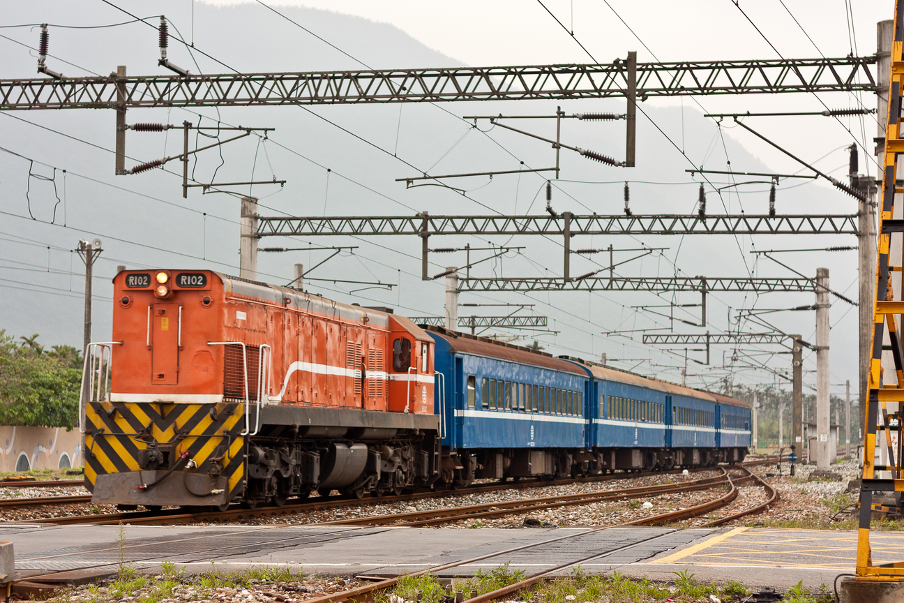 駛入回憶的花東普快