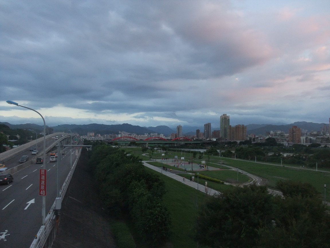 水源快速道路與新店溪畔的昏晚
