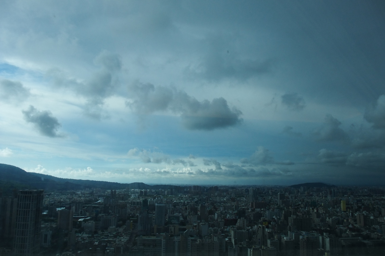 雨中的高雄市景