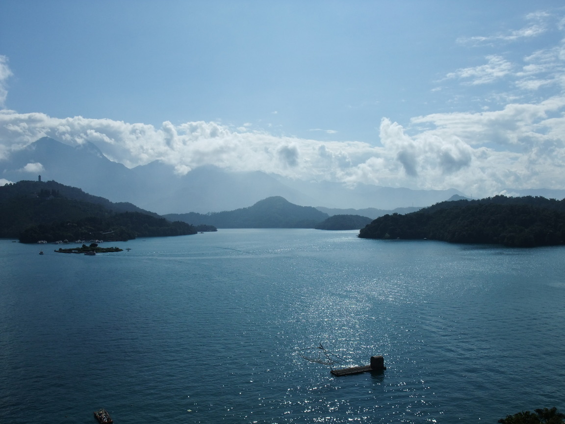 日光下俯瞰日月潭