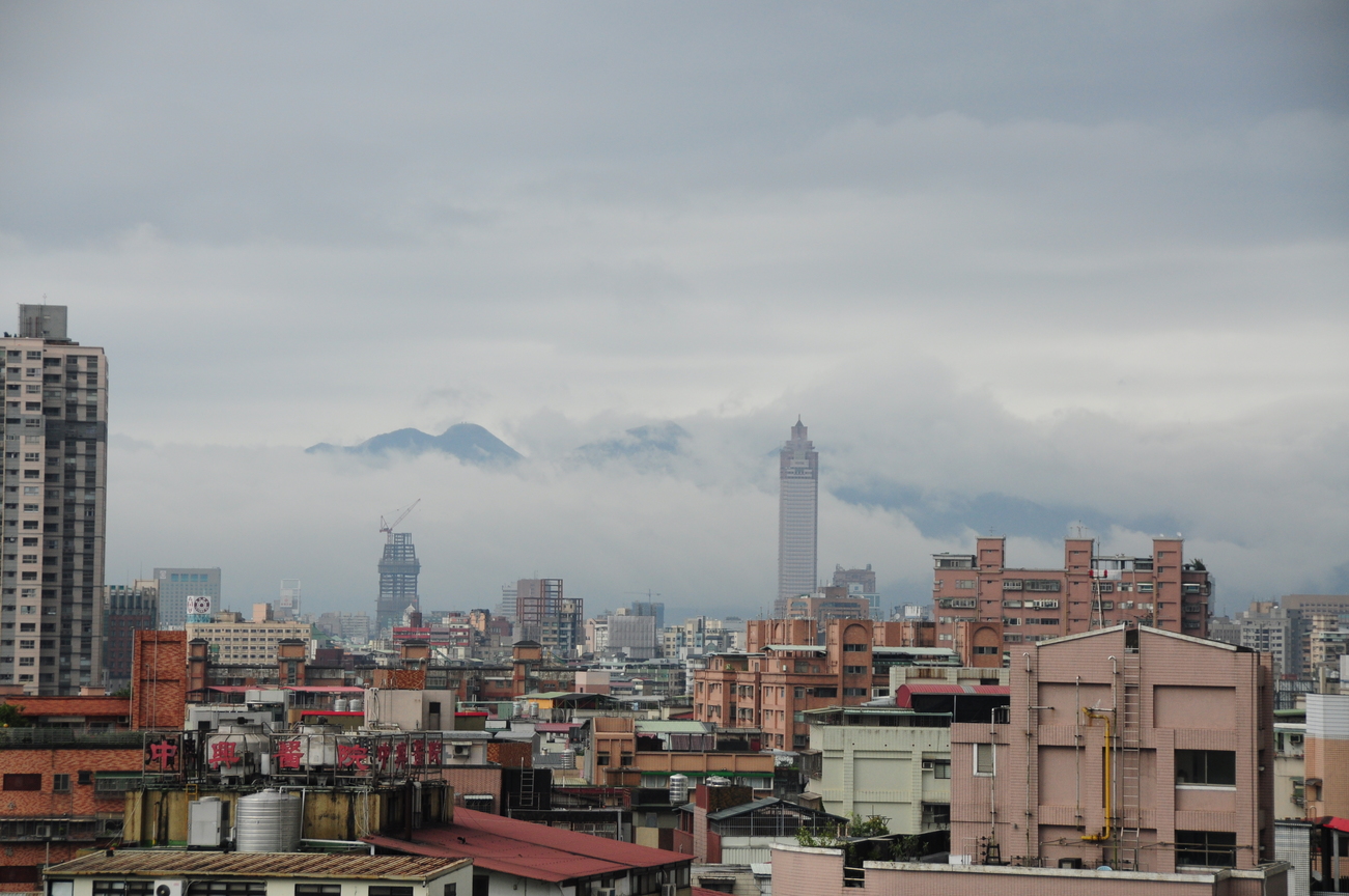 被雲霧圍繞的台北盆地