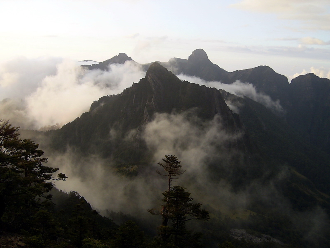 由布秀蘭山看巴紗拉雲及大小霸尖山