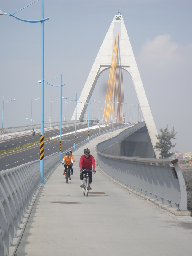 大鵬灣的斜張橋